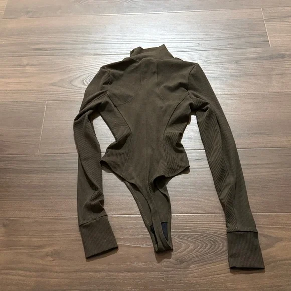 ALO RISE-UP Long Sleeve Bodysuit in Espresso - Picture 8 of 8